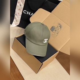 Новейшая бейсболка Chanel, которая ста