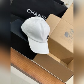 Новейшая бейсболка Chanel, которая ста