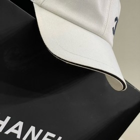 Новейшая бейсболка Chanel, которая ста