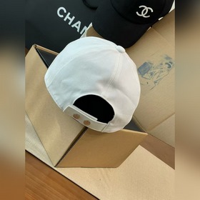 Новая бейсболка Chanel выполнена в кла