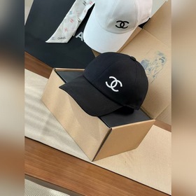 Новая бейсболка Chanel выполнена в кла