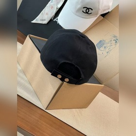 Новая бейсболка Chanel выполнена в кла