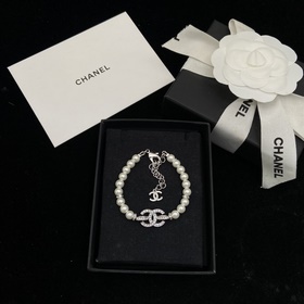 Браслет Chanel с жемчугом и бриллианта