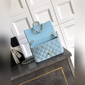 Синяя сумка Chanel из бархата с ромбов