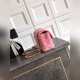 Розовая сумка Chanel из бархата с розо