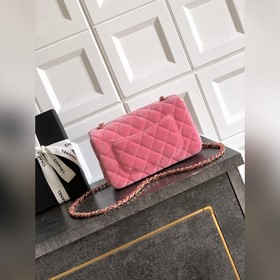Розовая сумка Chanel из бархата с розо