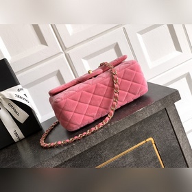 Розовая сумка Chanel из бархата с розо