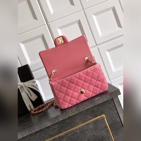 Розовая сумка Chanel из бархата с розо