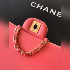 Розовая сумка Chanel из бархата с розо