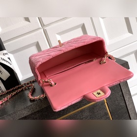 Розовая сумка Chanel из бархата с розо