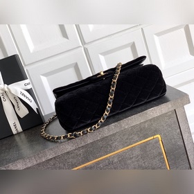 Бархатная сумка Chanel цвета «полуночн