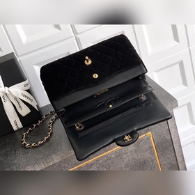 Бархатная сумка Chanel цвета «полуночн