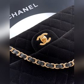 Бархатная сумка Chanel цвета «полуночн