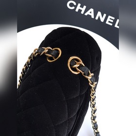 Бархатная сумка Chanel цвета «полуночн