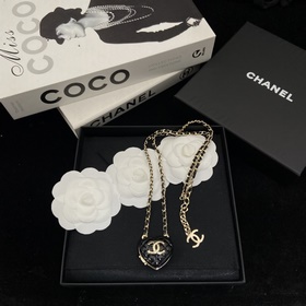 Chanel  Кожаное колье с двойной букв