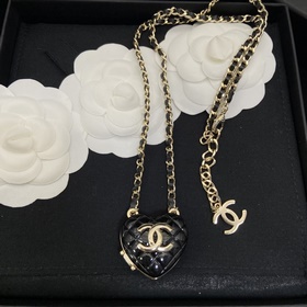 Chanel  Кожаное колье с двойной букв