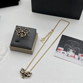 Набор из новой коллекции Chanel： колье
