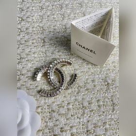 Классическая брошь Chanel с двойной бу