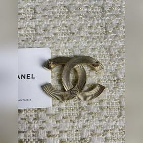 Классическая брошь Chanel с двойной бу