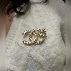 Брошь Chanel с полным бриллиантовым уз