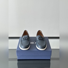 Мужские кожаные туфли DIOR, тщательно