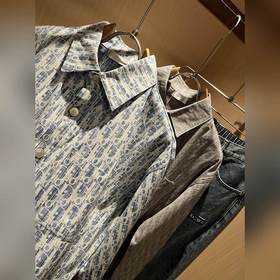 Новая модель унисекс-рубашки Dior осен