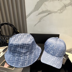 Винтажная шляпа FENDI с монограммой Ви