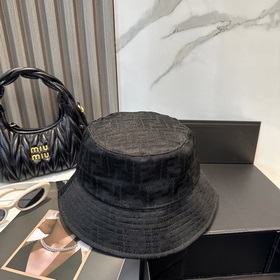 Винтажная шляпа FENDI с монограммой Ви
