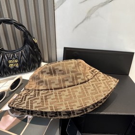Винтажная шляпа FENDI с монограммой Ви