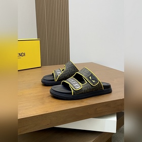 FENDI Флип-флопы и сандалии Fendi уже