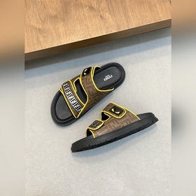FENDI Флип-флопы и сандалии Fendi уже
