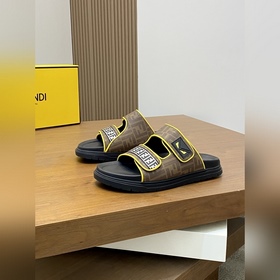 FENDI Флип-флопы и сандалии Fendi уже