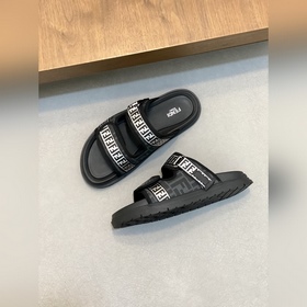 FENDI Флип-флопы и сандалии Fendi уже