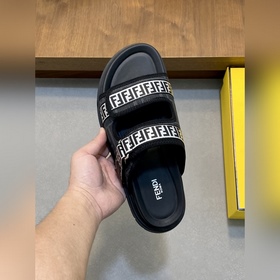 FENDI Флип-флопы и сандалии Fendi уже