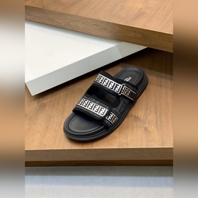 FENDI Флип-флопы и сандалии Fendi уже 