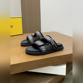 FENDI Флип-флопы и сандалии Fendi уже