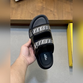 FENDI Флип-флопы и сандалии Fendi уже