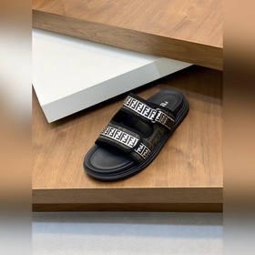 FENDI Флип-флопы и сандалии Fendi уже 