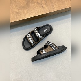 FENDI Fendi Шлепанцы и сандалии уже в