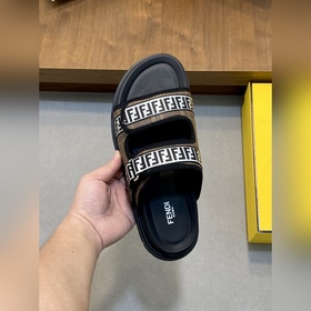 FENDI Fendi Шлепанцы и сандалии уже в