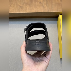 FENDI Fendi Шлепанцы и сандалии уже в 