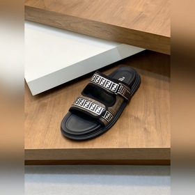 FENDI Fendi Шлепанцы и сандалии уже в 