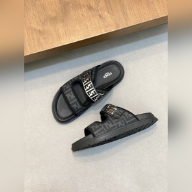 FENDI Флип-флопы и сандалии Fendi уже