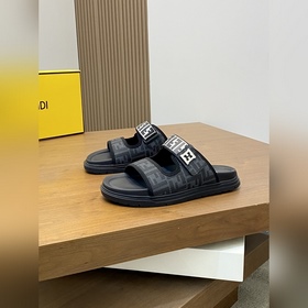 FENDI Флип-флопы и сандалии Fendi уже
