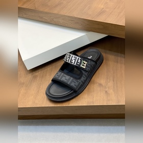FENDI Флип-флопы и сандалии Fendi уже 