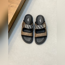 FENDI Флип-флопы и сандалии Fendi уже