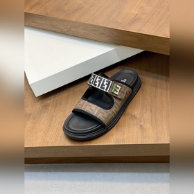 FENDI Флип-флопы и сандалии Fendi уже 