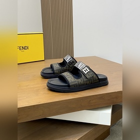 FENDI Флопсы и сандалии Fendi уже в пр