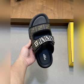 FENDI Флопсы и сандалии Fendi уже в пр