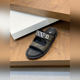 FENDI Флопсы и сандалии Fendi уже в пр